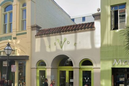 exterior picture of verde salad restaurant where king street foods will open