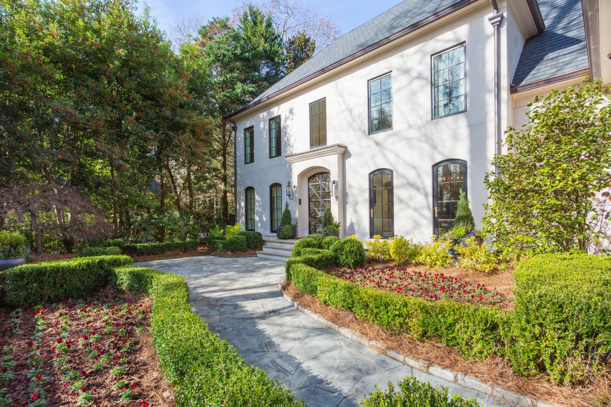 Home in the Heart of Chastain Park Embodies Luxury Living Photo 01