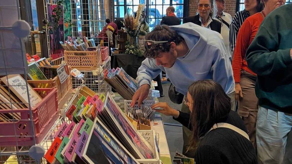 The marketplace filled with 60+ art, fashion, and design pop-ups will offer NY attendees use apparel, handmade jewelry, tableware, skincare items, and artisanal packaged food. 