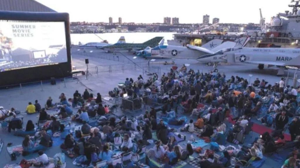The screening of Top Gun will be organized along the Hudson River for the inaugural day.