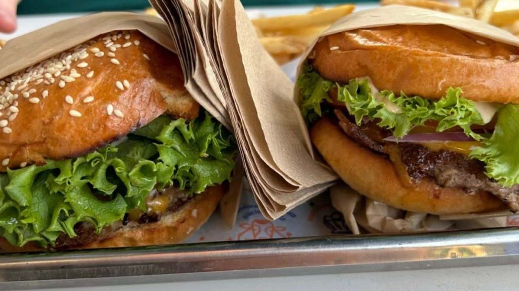 Super Duper offers visitors fresh, non-frozen, and tasty delicacies.