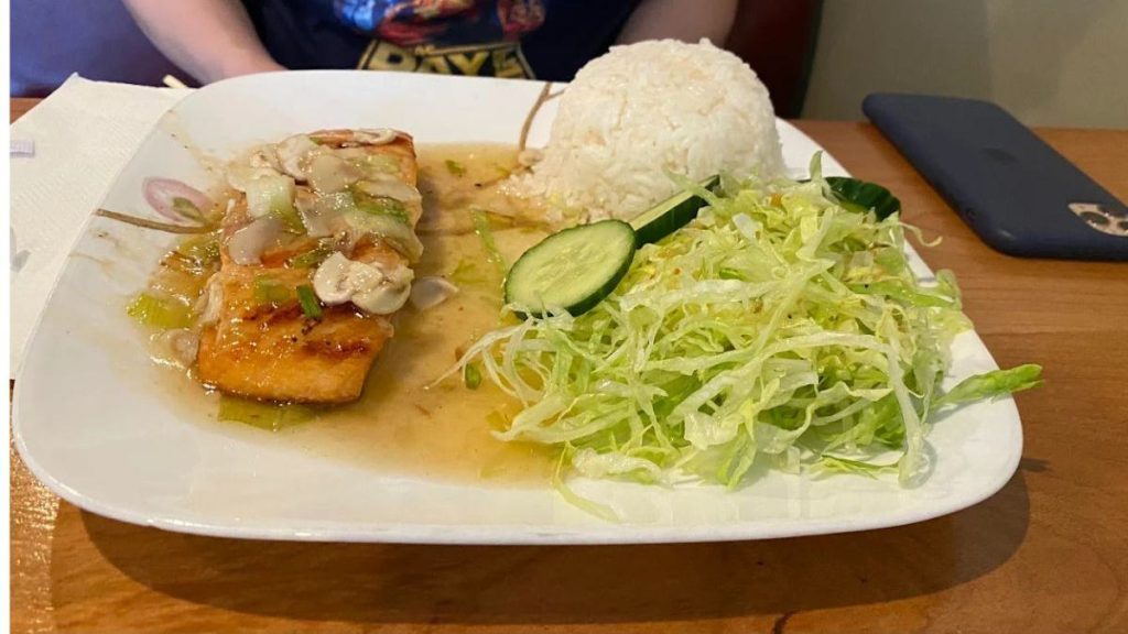 The menu highlights at Phở House are spring rolls, wonton soup, combo vermicelli, etc. 