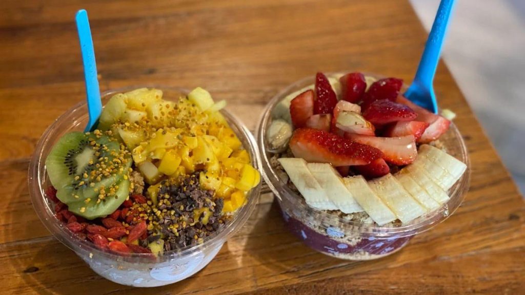  Locals go to the health food restaurant for oatmeal bowls, açaí, smoothies, pitaya, etc. 