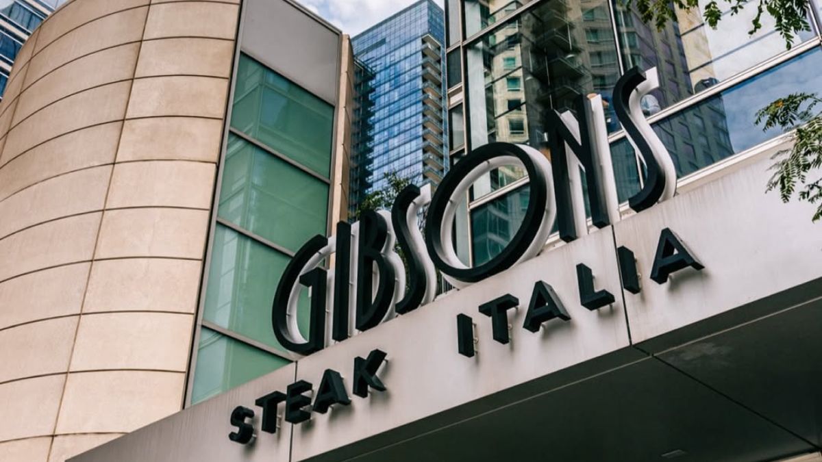 Blends refined Italian dishes with American steakhouse fare