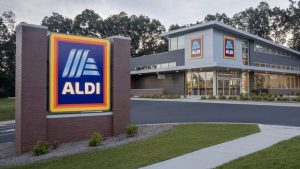 The River North store kicked off its opening on Thursday by treating customers to gift cards, a limited-time holiday deal, and a giveaway program.