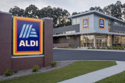 The River North store kicked off its opening on Thursday by treating customers to gift cards, a limited-time holiday deal, and a giveaway program.