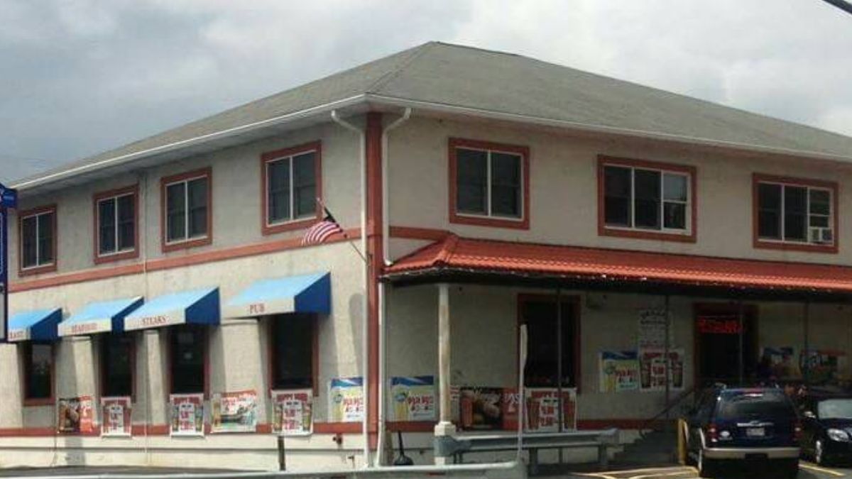 Known to be a welcoming neighborhood spot, Dellis Bar & Grill serves casual American and seafood dishes and drinks