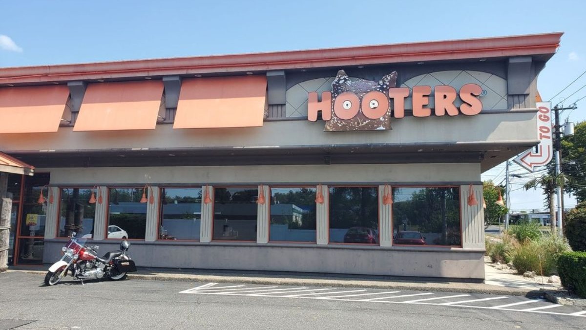 The Hooters location in Farmingdale has permanently closed, marking the end of the brand’s presence on Long Island.
