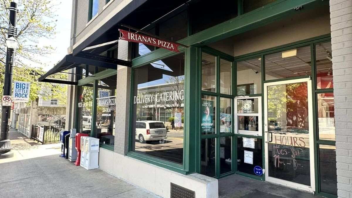 Storefront of Iriana’s Pizza in Arkansas