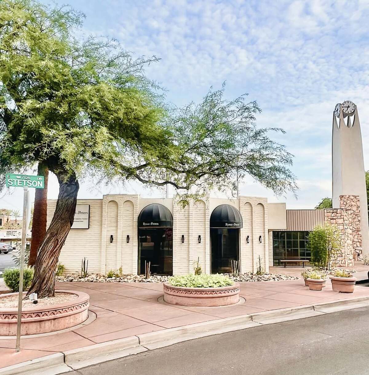 Ari & Lloyd to Debut in Old Town Scottsdale by Late July