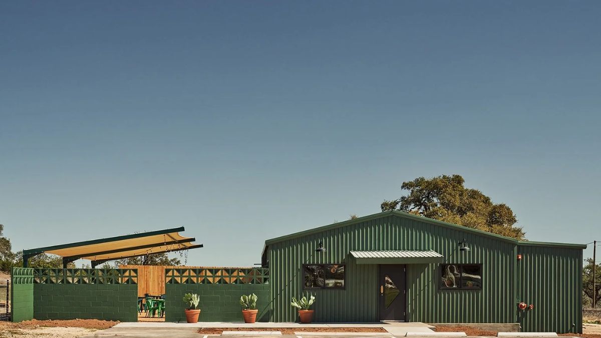 Senza Maeso restaurant storefront image
