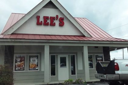 Outside the Lee’s Famous Recipe Chicken restaurant in Oneida (Moxie Jim | Google Reviews)