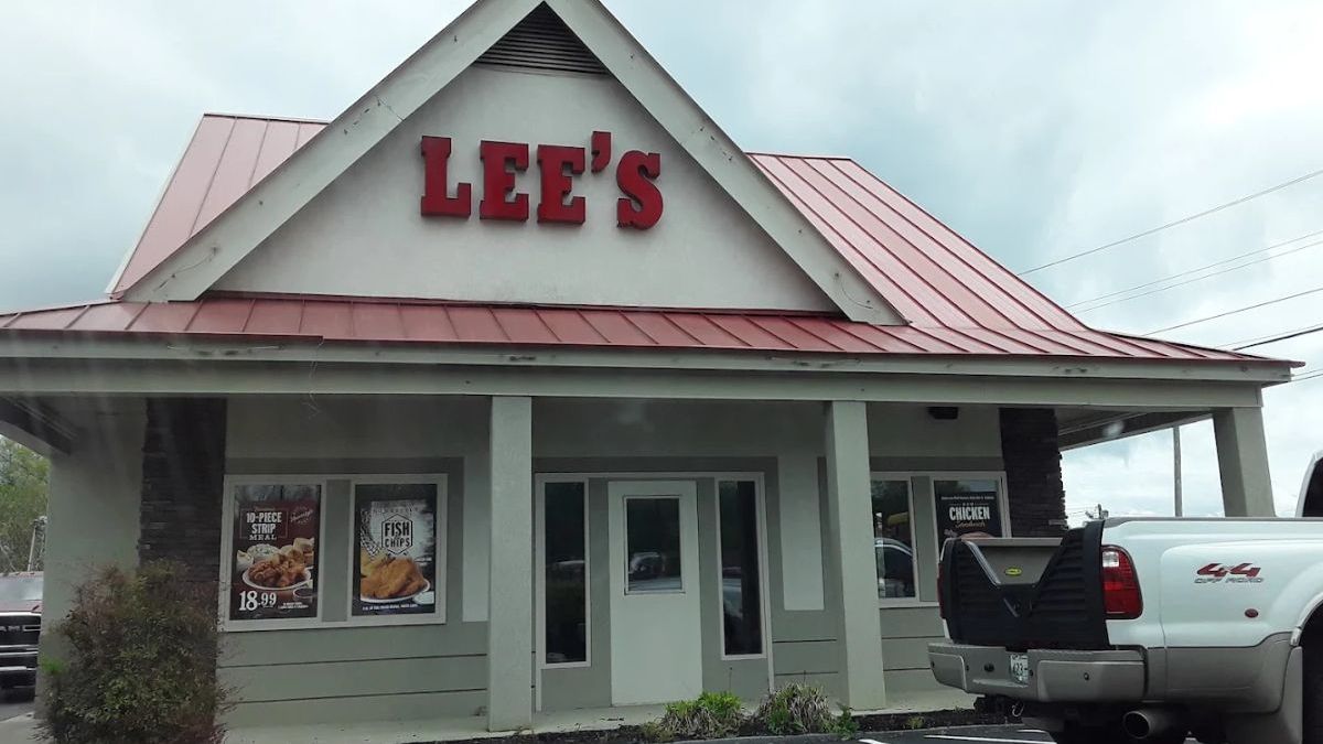 Outside the Lee’s Famous Recipe Chicken restaurant in Oneida (Moxie Jim | Google Reviews)