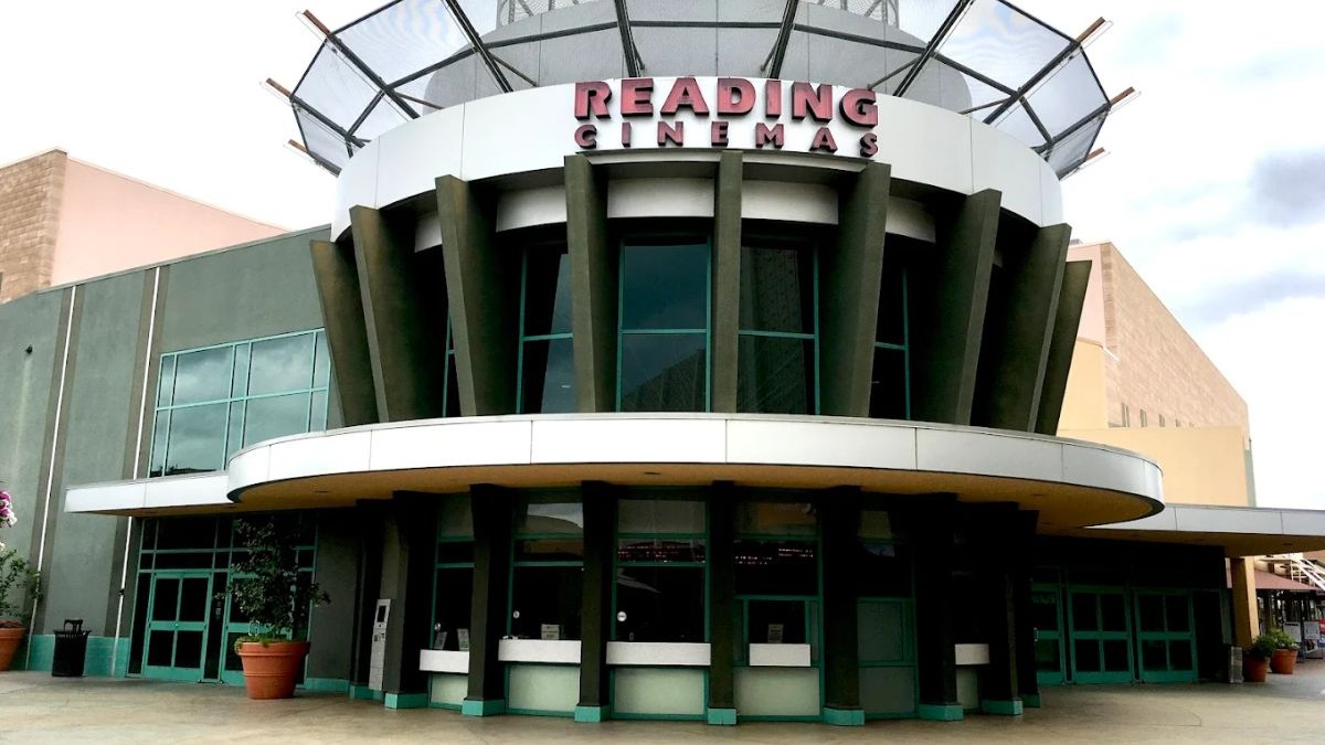Outside view and entrance of Reading Cinemas in Grossmont Center (Zed Star | Google Reviews)