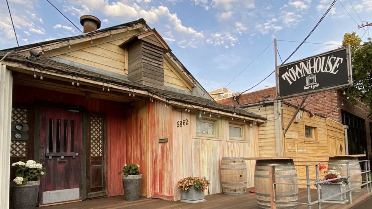 Townhouse restaurant storefront image