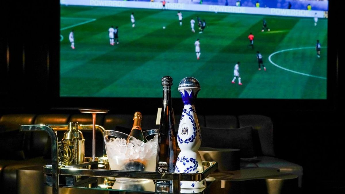 Uptown Sporting Club Diners can enjoy their meal and drinks with their favorite sport on the big screen (Abante Photography)