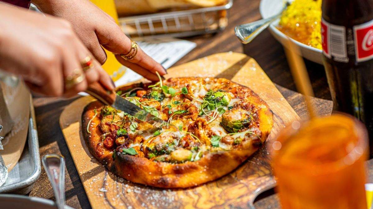 Pizza from the menu of Curry Up Now (Curry Up Now PR)