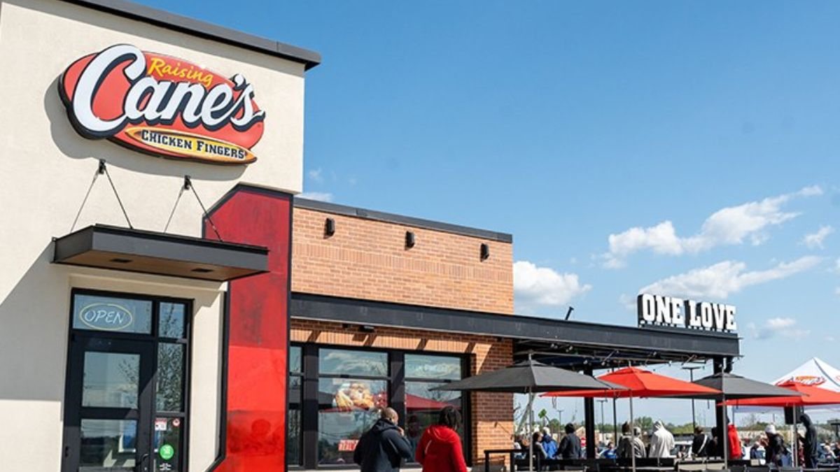 Raising Cane's continues its 30th anniversary expansion with a new Thousand Oaks restaurant opening. 