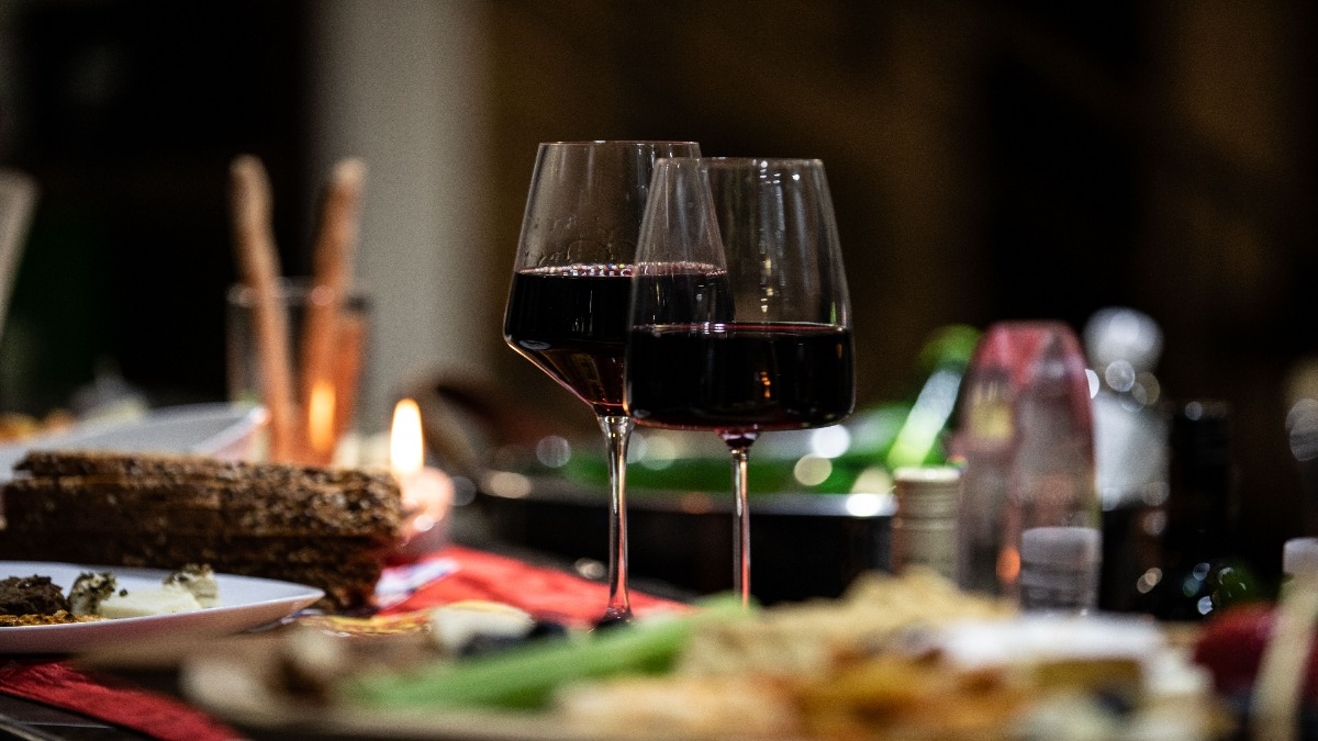 Image of red wine glass and dinig table