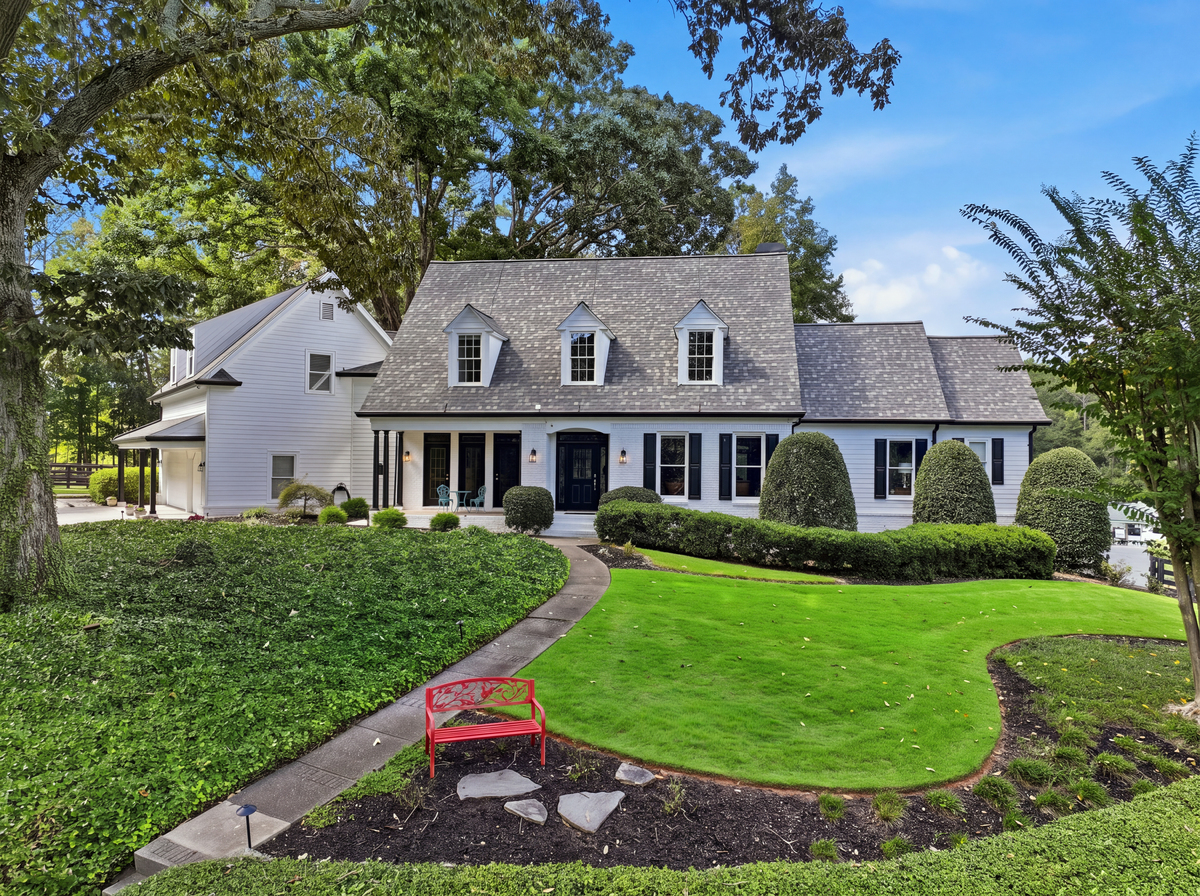 Nine Acres, Extensive Equestrian Facilities and a Private Estate in Canton